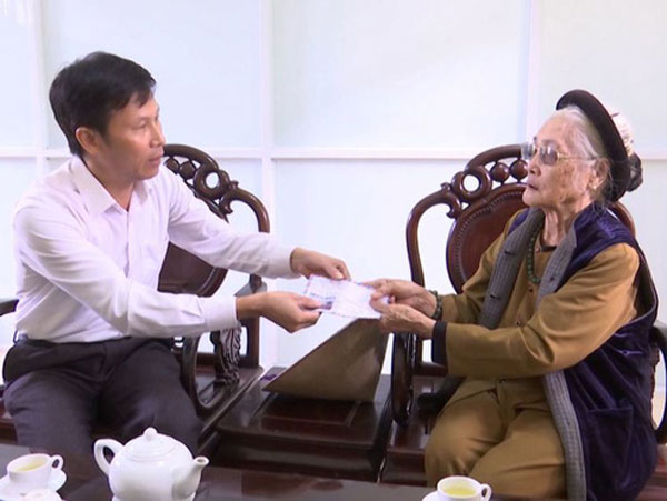 Xúc động với hình ảnh cụ bà 88 tuổi ở Bắc Ninh đập lợn đất, đạp xe đi ủng hộ người dân miền Trung