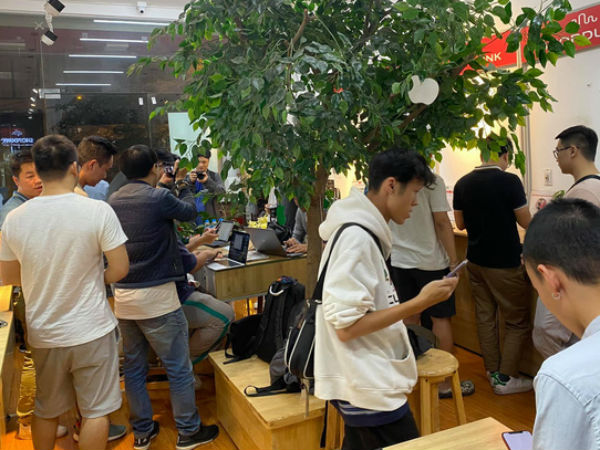 Rồng rắn đi xem iPhone 12, iPhone 12 Pro đầu tiên về Hà Nội lúc nửa đêm