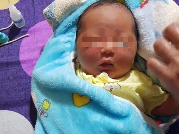 Hà Tĩnh: Phát hiện bé gái sơ sinh trong chiếc chăn nhung bị bỏ rơi ngoài đồng lúc rạng sáng