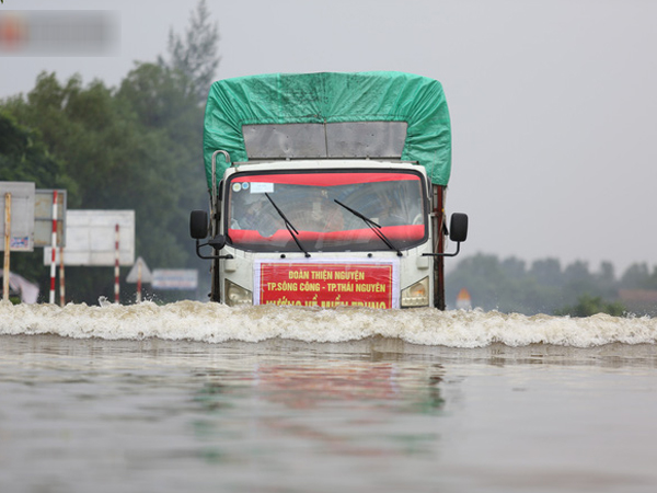 Những chuyến xe, chuyến đò mang hy vọng trong mùa lũ và lời nói từ trái tim: 'Cảm ơn vì đã không bỏ quên chúng tôi'