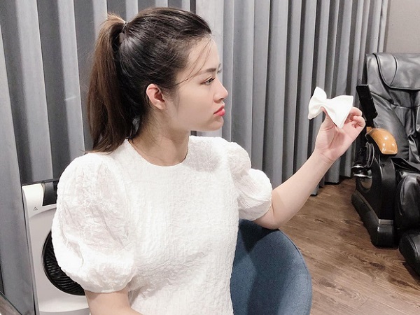 Cận ngày sinh, Đông Nhi hé lộ ảnh tự tay chuẩn bị quà cho con gái, nhưng sao lại có biểu cảm 'hờn dỗi' thế này?