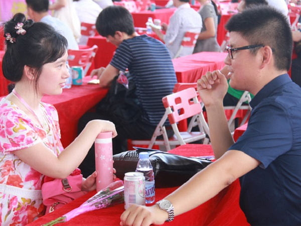 Gặp phải nữ giáo viên dắt 4 người bạn đến 'ăn ké', nam thanh niên quyết định tung chiêu phản đòn 'cao tay' đến mức phụ huynh phải lên tiếng