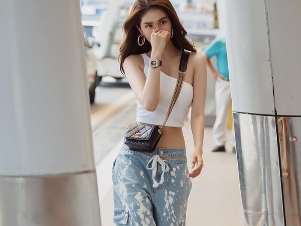 Ngọc Trinh 'ngầu đét' với style hip hop, quần rộng loang lổ tại sân bay