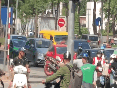 Video: Va chạm giao thông, tài xế grab bị đánh vì cầm gạch thách thức