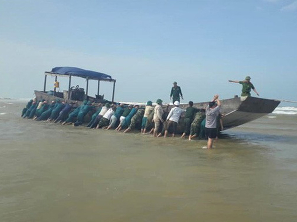 Tàu gỗ không người, không số hiệu trôi dạt vào bờ biển Quảng Trị