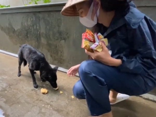 Hình ảnh dễ thương của Thủy Tiên trong lúc đi miền Trung lần đầu được tiết lộ khiến ai cũng xuýt xoa