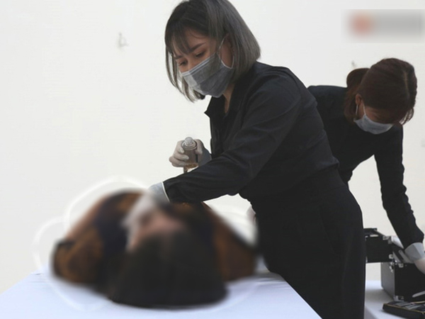 Chuyện về người phụ nữ làm nghề trang điểm tử thi ở Việt Nam: 'Tôi bị rất nhiều người kì thị, giấu cả gia đình để làm'