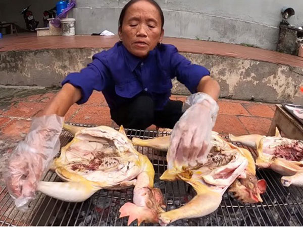 Nhìn mặt tưởng các cháu khen ngon cho bà vui, ai ngờ phút cuối bà Tân vlog lại được minh oan nhờ hình ảnh bất ngờ