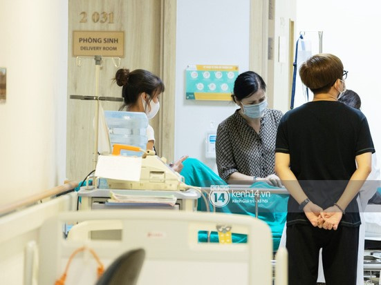 Đông Nhi chuyển phòng đẻ mổ, hạ sinh con gái đầu lòng 'mẹ tròn con vuông'