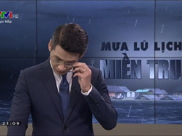 BTV của VTV nghẹn ngào bật khóc, không nói lên lời trên sóng trực tiếp trong chương trình về mưa lũ miền Trung