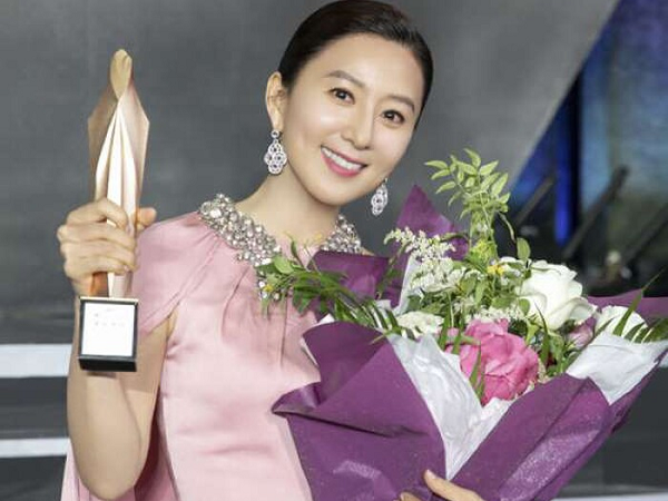 Asia Contents Award - LHP Busan 2020: 'Bà cả' Kim Hee Ae giành giải Nữ diễn viên xuất sắc nhất, Hạ cánh nơi anh tiếp tục ''trắng tay'