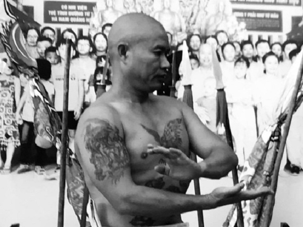 Chưởng môn Vịnh Xuân Việt Nam chống lũ côn đồ, suýt mất bàn tay để cứu học trò