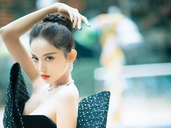 Đêm hội ELLE 2020: Dương Mịch, Cổ Lực Na Trát, Hồ Hạnh Nhi khoe ngực đầy, thần thái đỉnh cao