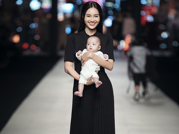 Lan Ngọc bế con nuôi của Đỗ Mạnh Cường catwalk, Lê Xuân Tiền có màn 'thoát y' gây choáng