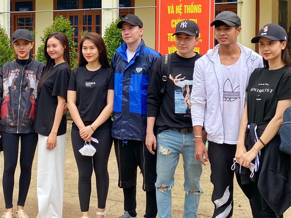 Lan Ngọc và Chi Dân bất ngờ xuất hiện chung, đồng hành với ST, Trương Quỳnh Anh đến miền Trung để cứu trợ bà con