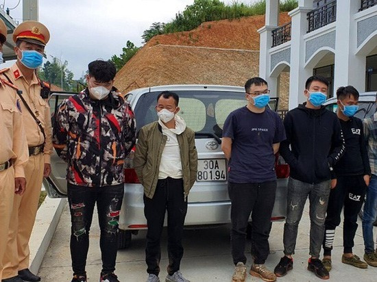 Chặn bắt 20 người nước ngoài nhập cảnh trái phép trên cao tốc Hà Nội - Hải Phòng