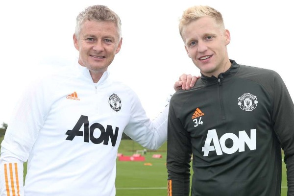 Solskjaer liên tục bị chất vấn vì 'bỏ rơi' Van de Beek