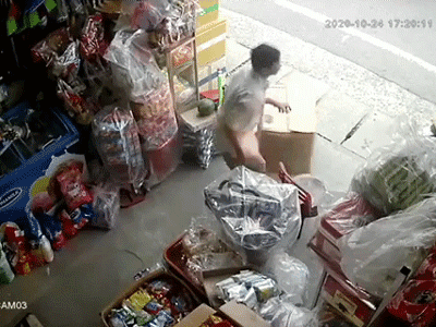 Vụ ô tô lao vào nhà dân làm 3 người chết: Phút hãi hùng qua lời kể bà chủ tiệm thuốc thoát nạn