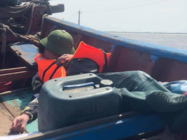 Dành hơn nửa tháng ở miền Trung để cứu trợ bà con vùng lũ, khoảnh khắc Trang Trần tranh thủ ngủ trên thuyền vì kiệt sức khiến nhiều người xúc động