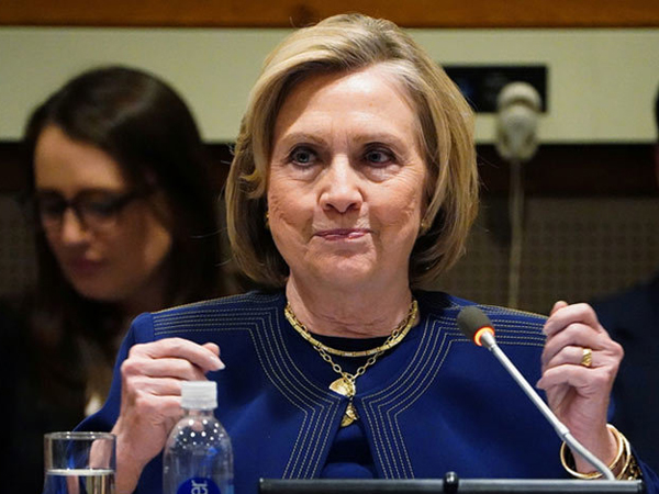 Bà Clinton tố ông Trump ‘đánh cắp’ cuộc bầu cử 2016