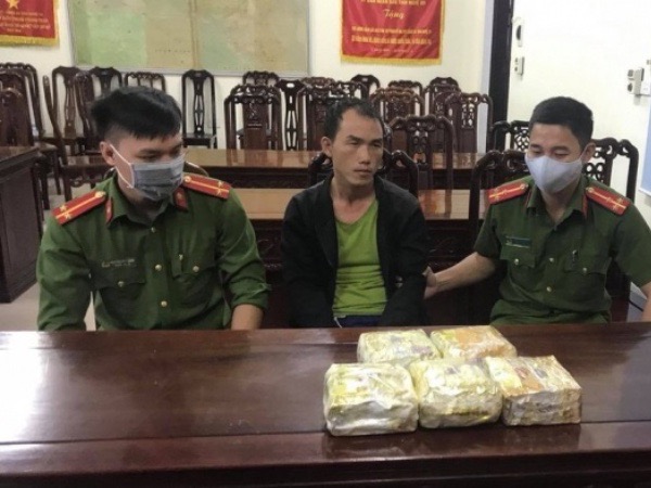 Bác sỹ người Lào vận chuyển 5kg ma túy đá vào Việt Nam