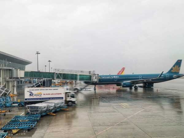 Tạm đóng cửa 6 sân bay ở miền Trung, dừng tàu hỏa để tránh bão số 9
