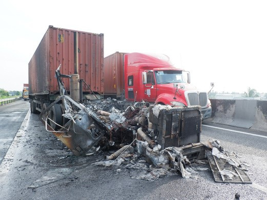 Đầu kéo container cháy thành tro sau cú va chạm nhẹ trên cao tốc TP.HCM - Trung Lương