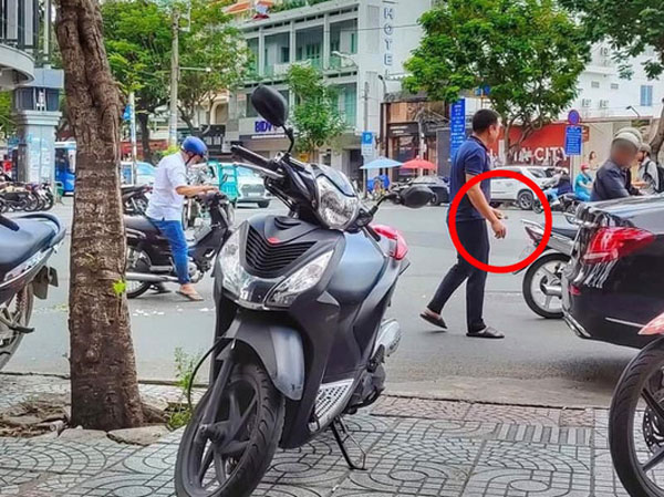 Thấy người đàn ông lam lũ buồn rầu vì làm đổ khay cơm, hành động ngay tức thời của chàng thanh niên khiến ngày âm u cũng bừng sáng