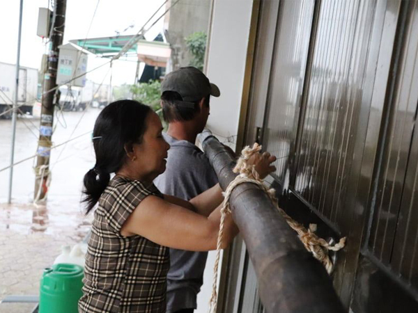 Người dân ven biển Quảng Ngãi cố chằng chống nhà cửa trước khi bão số 9 đổ bộ: 'Giờ nhà cửa mình đã cố giữ, nếu mất thì đành chịu thôi'