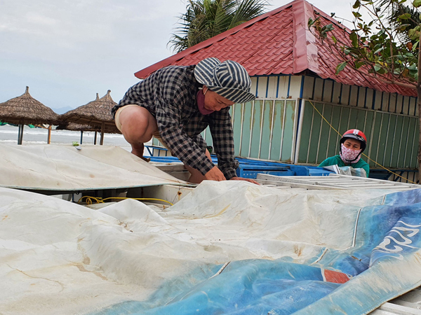 Người dân Đà Nẵng chằng chống nhà cửa, tất bật ứng phó bão số 9 đang sầm sập tiến vào đất liền