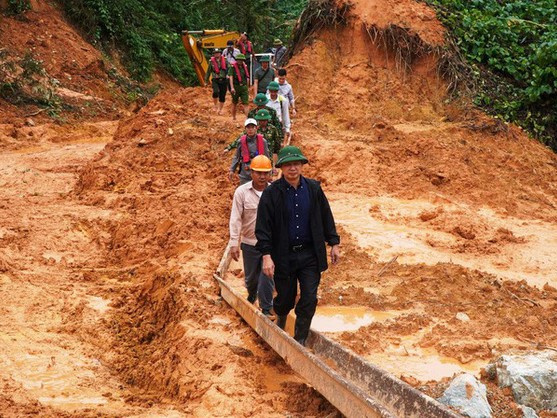 Tranh thủ từng giờ tìm kiếm công nhân mất tích tại Rào Trăng 3