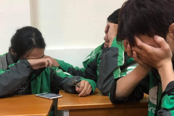 Xúc động hình ảnh 3 sinh viên miền Trung khóc nức nở khi gọi điện về quê nhà