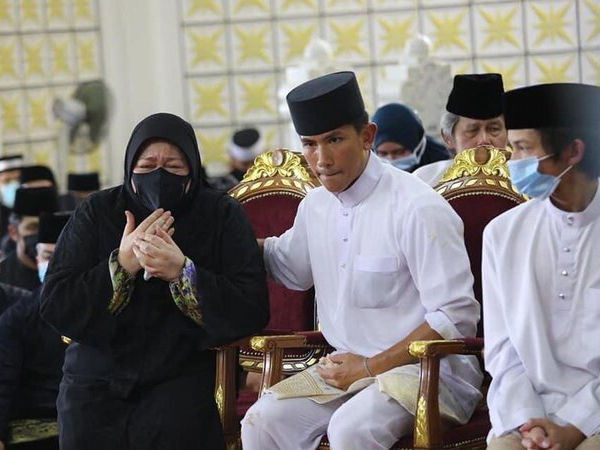 Tang lễ đẫm nước mắt của Hoàng tử Brunei trẻ tuổi: Người mẹ khóc ngất bên linh cữu con trai khiến ai cũng xót xa