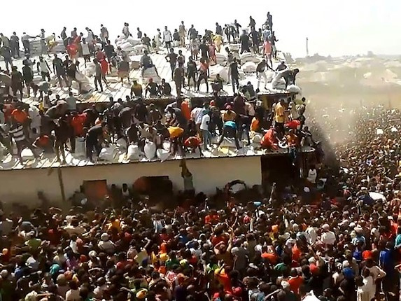 'Biển người' đổ về nhà kho cứu trợ thực phẩm tại Nigeria