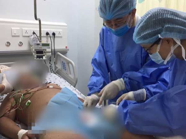 Ngã xuống bể bơi, bé trai bị phù phổi