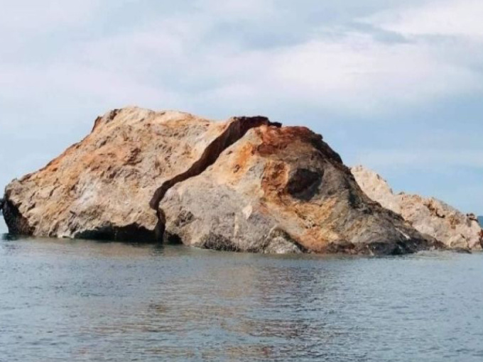 Thái Lan: bão mạnh 'xẻ đôi' cả tảng đá