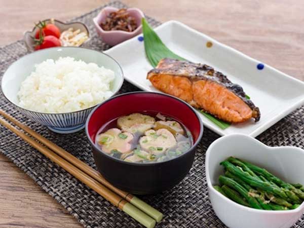 Bốn thói quen khi ăn của người sống thọ