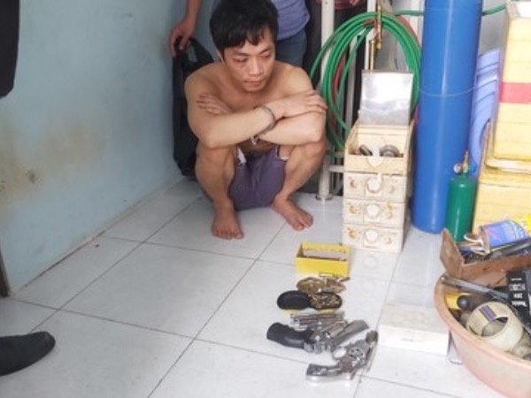 Phát hiện 'kho' súng đạn tại nhà thanh niên tàng trữ ma túy