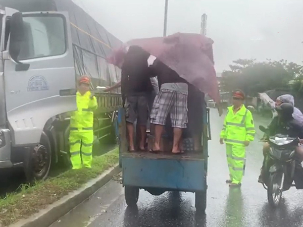 Video: QL 1A ùn tắc hàng trăm xe do bão số 9, CSGT mang cơm miễn phí cho tài xế