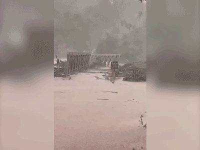 CLIP: Kinh hoàng lũ cuốn trôi cầu, 1.500 hộ dân bị cô lập