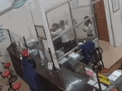 Táo tợn xông vào chi nhánh ngân hàng uy hiếp nhân viên cướp hơn 200 triệu đồng