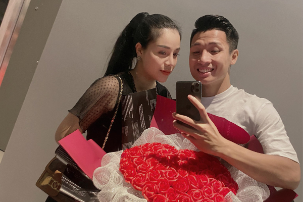 Scandal 'single mom' lắng xuống, Khánh Linh để lại trạng thái 'đã đính hôn' với Bùi Tiến Dũng, lời nhắn nhủ của mẹ ruột gây chú ý