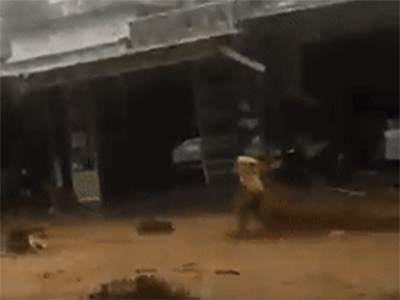 Clip kinh hoàng ở Quảng Nam: Người phụ nữ bị lũ quét cuốn phăng giữa đường, thoát chết thần kỳ nhờ được người dân kéo lại