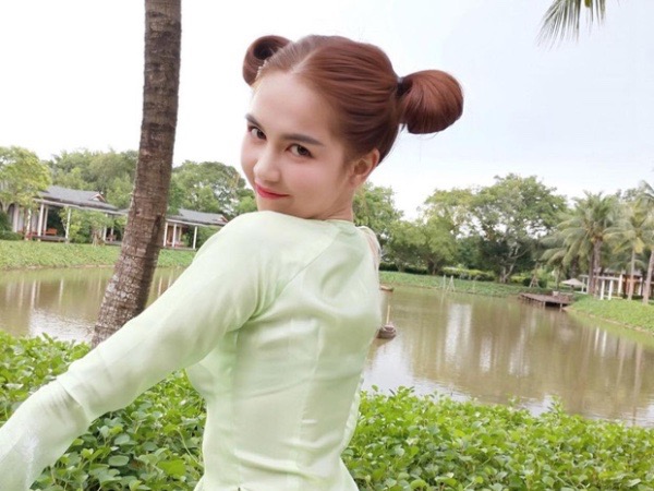 Giữa lúc loạt ảnh nhạy cảm đang gây xôn xao, Ngọc Trinh đã có động thái đầu tiên trên MXH