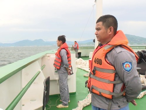 Đang lai dắt 1 tàu cá Bình Định về bờ, máy bay tiếp tục tìm kiếm 26 ngư dân mất tích còn lại