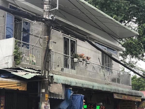Cha chốt cửa phòng cùng hai con, phóng hoả