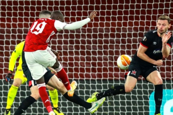 Ghi 3 bàn trong 4 phút, Arsenal thắng trận thứ hai ở Europa League