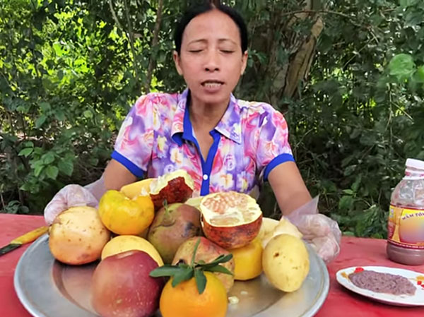 Bà Lý Vlog - 'Bản sao lỗi' của bà Tân Vlog liên tục bị dân mạng chỉ trích: Ăn hoa quả chấm mắm tôm, nấu nướng mất vệ sinh, ngồi ăn ở bãi đất đá lem nhem bẩn