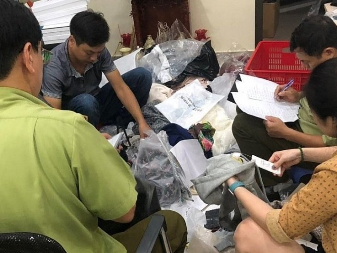 Bắt quả tang cơ sở đang 'hô biến' hàng Trung Quốc thành hàng hiệu