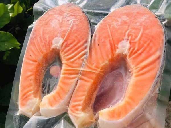 Sự thật nguồn gốc cá hồi siêu rẻ bán khắp chợ